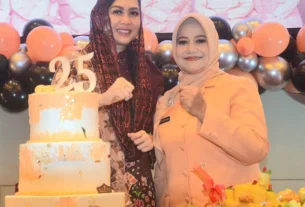 Dharma Wanita Persatuan (DWP) Kota Padang menggelar Puncak Peringatan Hari Ulang Tahun (HUT) DWP ke-25 tingkat Kota Padang Tahun 2024, di Hotel ZHM Premiere, Kamis (12/12/2024).