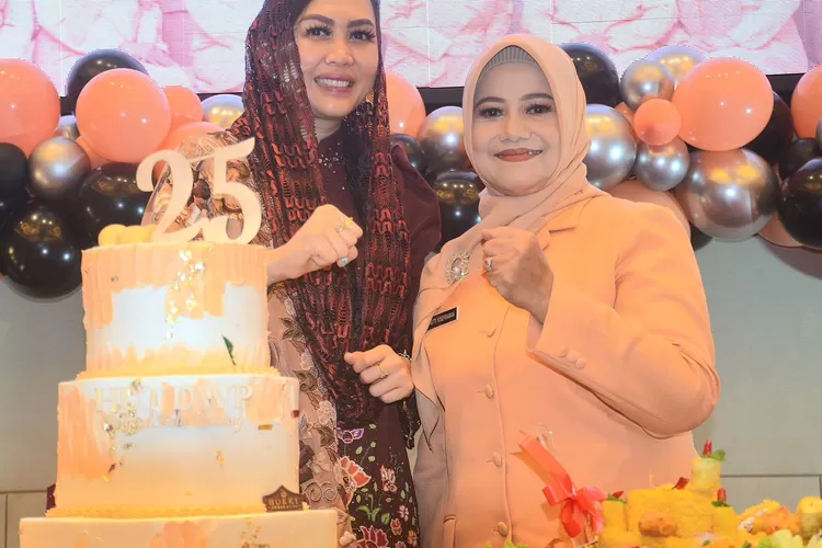Dharma Wanita Persatuan (DWP) Kota Padang menggelar Puncak Peringatan Hari Ulang Tahun (HUT) DWP ke-25 tingkat Kota Padang Tahun 2024, di Hotel ZHM Premiere, Kamis (12/12/2024).